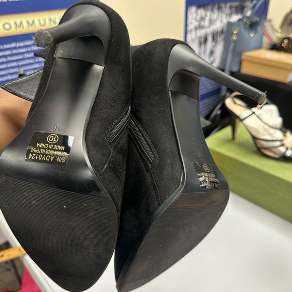 Black heeled boots. - Picture 3 of 3